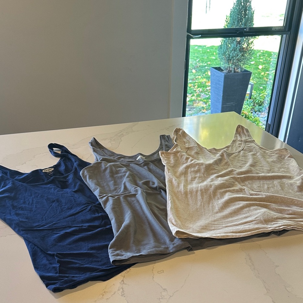 2 Old Navy Women's Tank Tops in Navy, Gray, 1 women’s no bound  xl tank in Cream